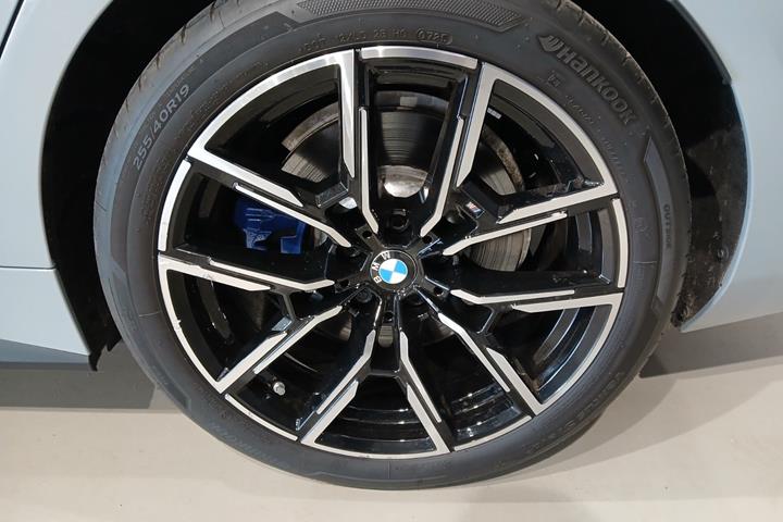 Grå BMW i4 fra 2025