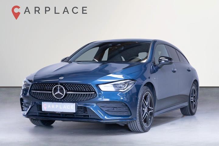 Blå Mercedes CLA250 e fra 2021 set udefra