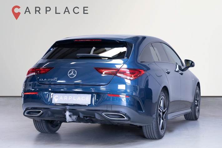 Blå Mercedes CLA250 e fra 2021