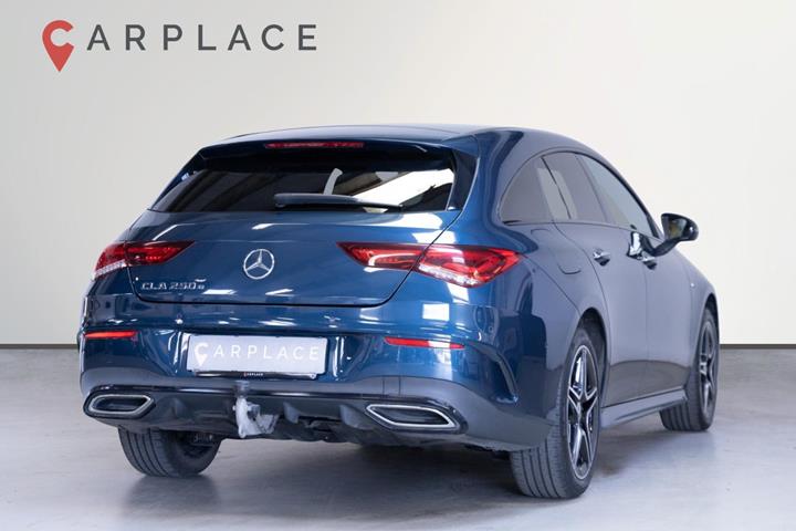 Blå Mercedes CLA250 e fra 2021