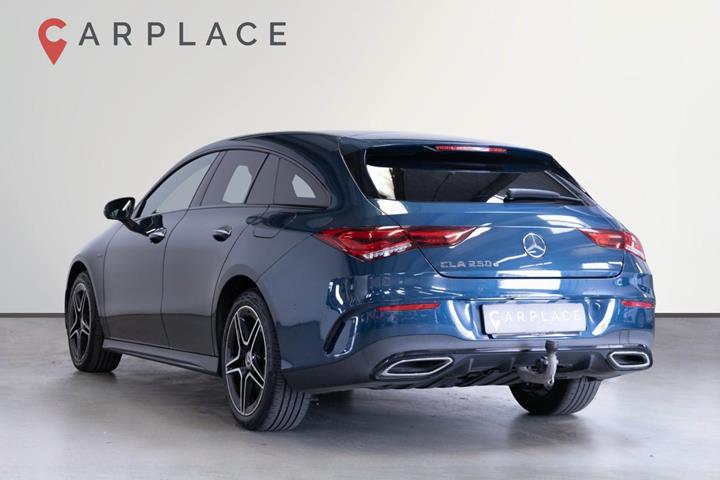 Blå Mercedes CLA250 e fra 2021