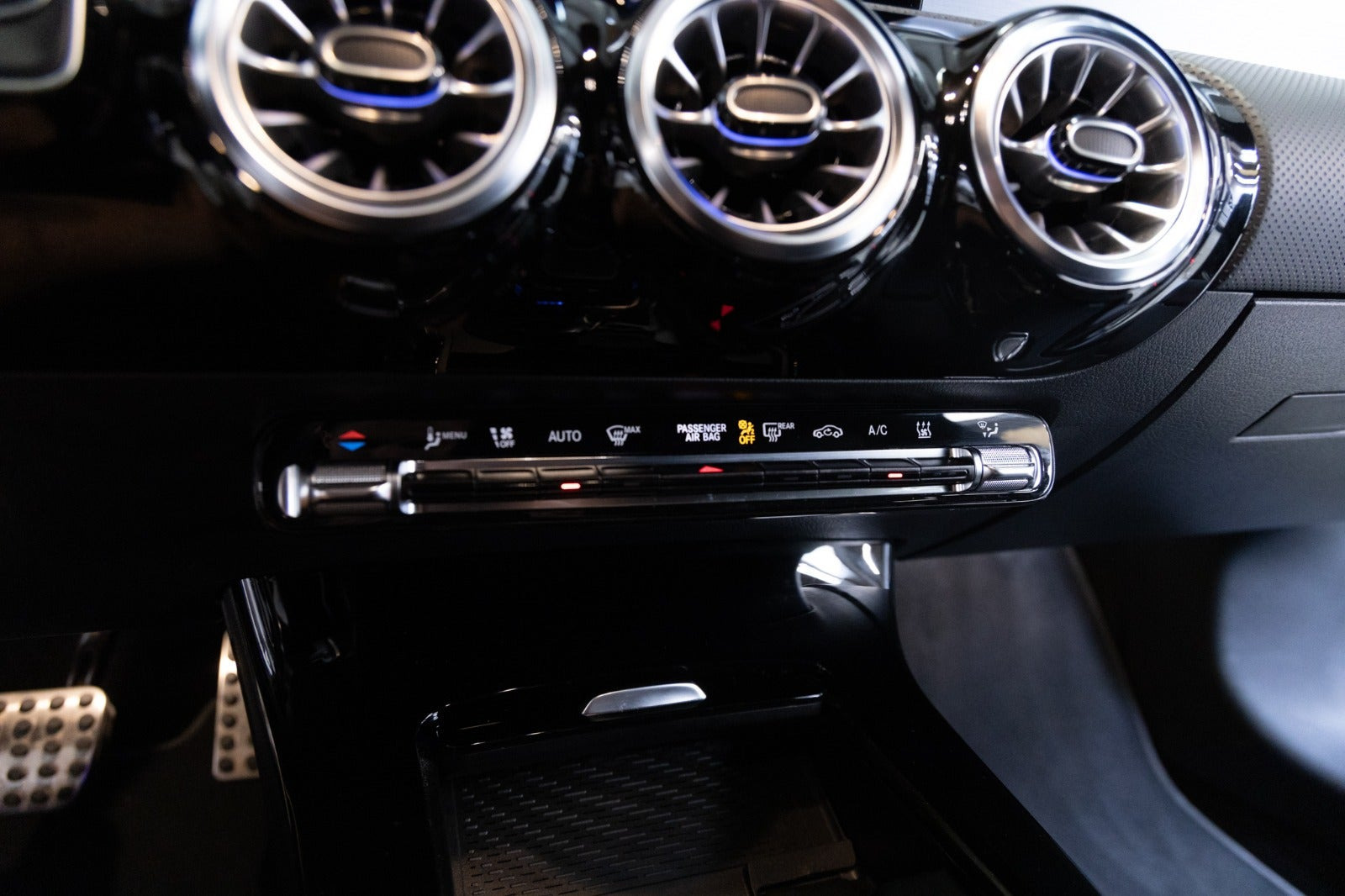 Blå Mercedes CLA250 e fra 2021