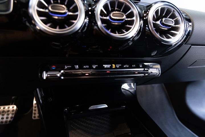 Blå Mercedes CLA250 e fra 2021