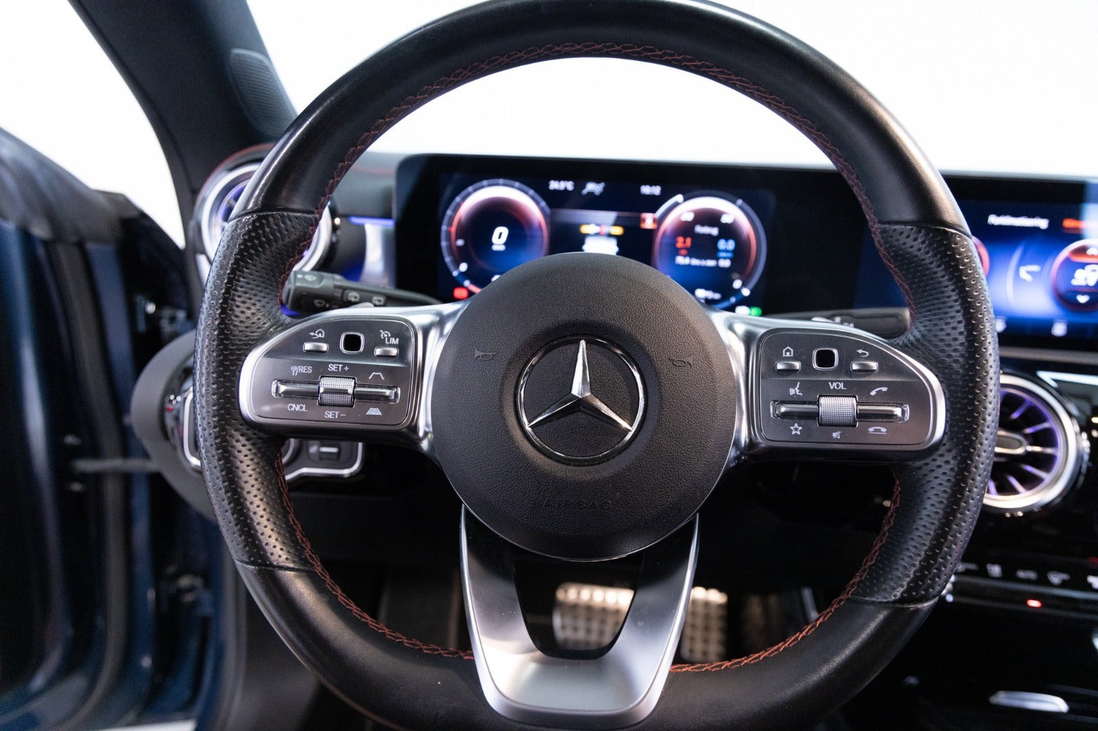 Blå Mercedes CLA250 e fra 2021