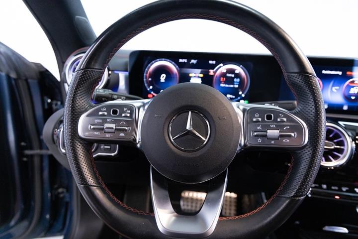 Blå Mercedes CLA250 e fra 2021