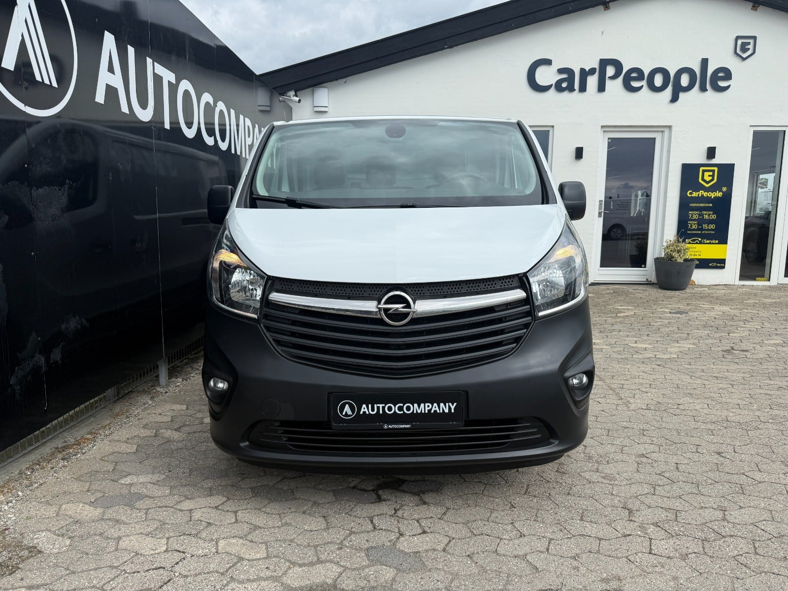 Hvid Opel Vivaro fra 2019