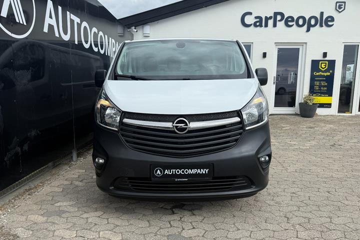 Hvid Opel Vivaro fra 2019
