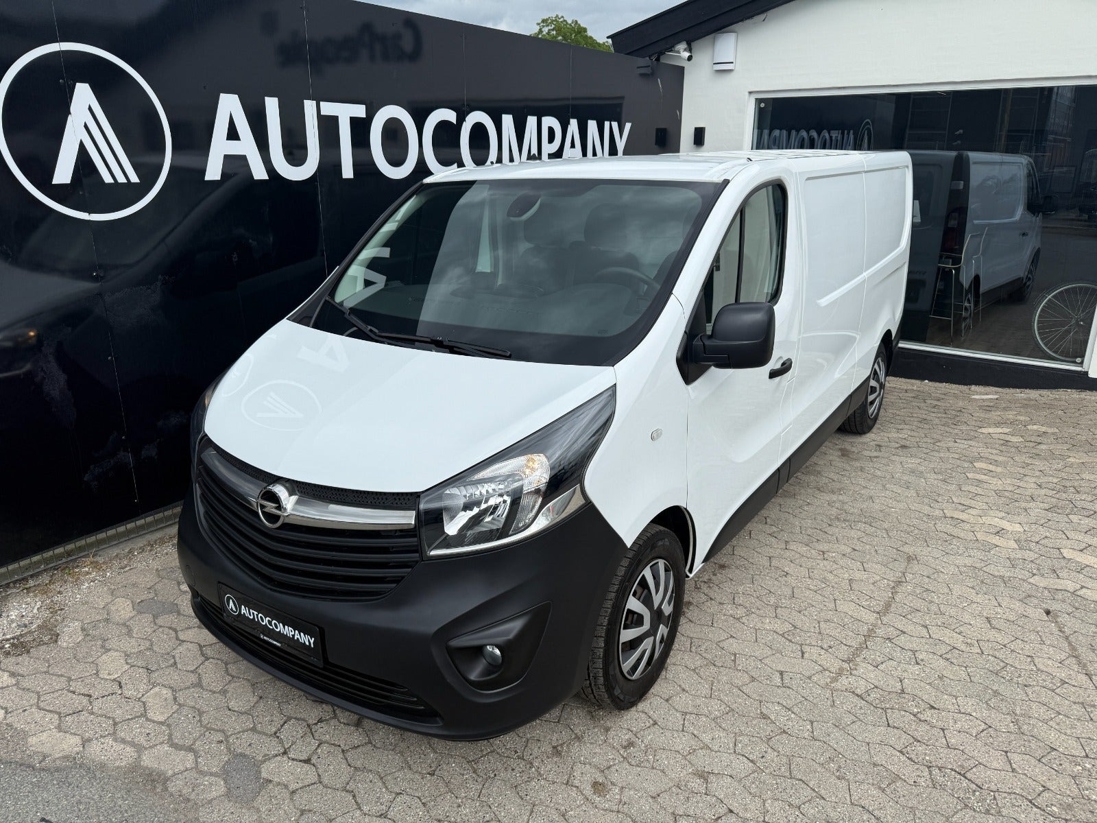 Hvid Opel Vivaro fra 2019
