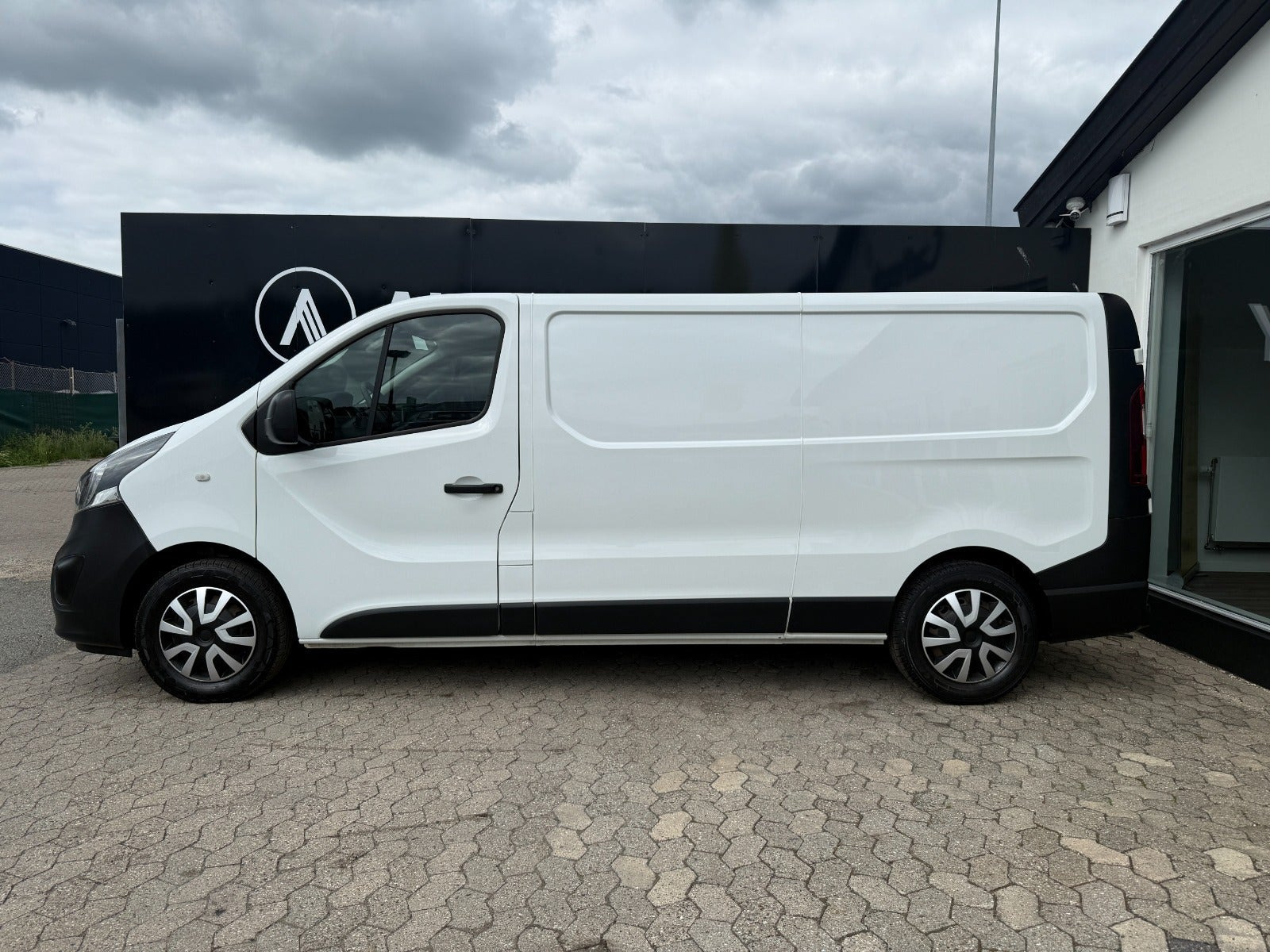 Hvid Opel Vivaro fra 2019