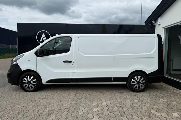 Hvid Opel Vivaro fra 2019