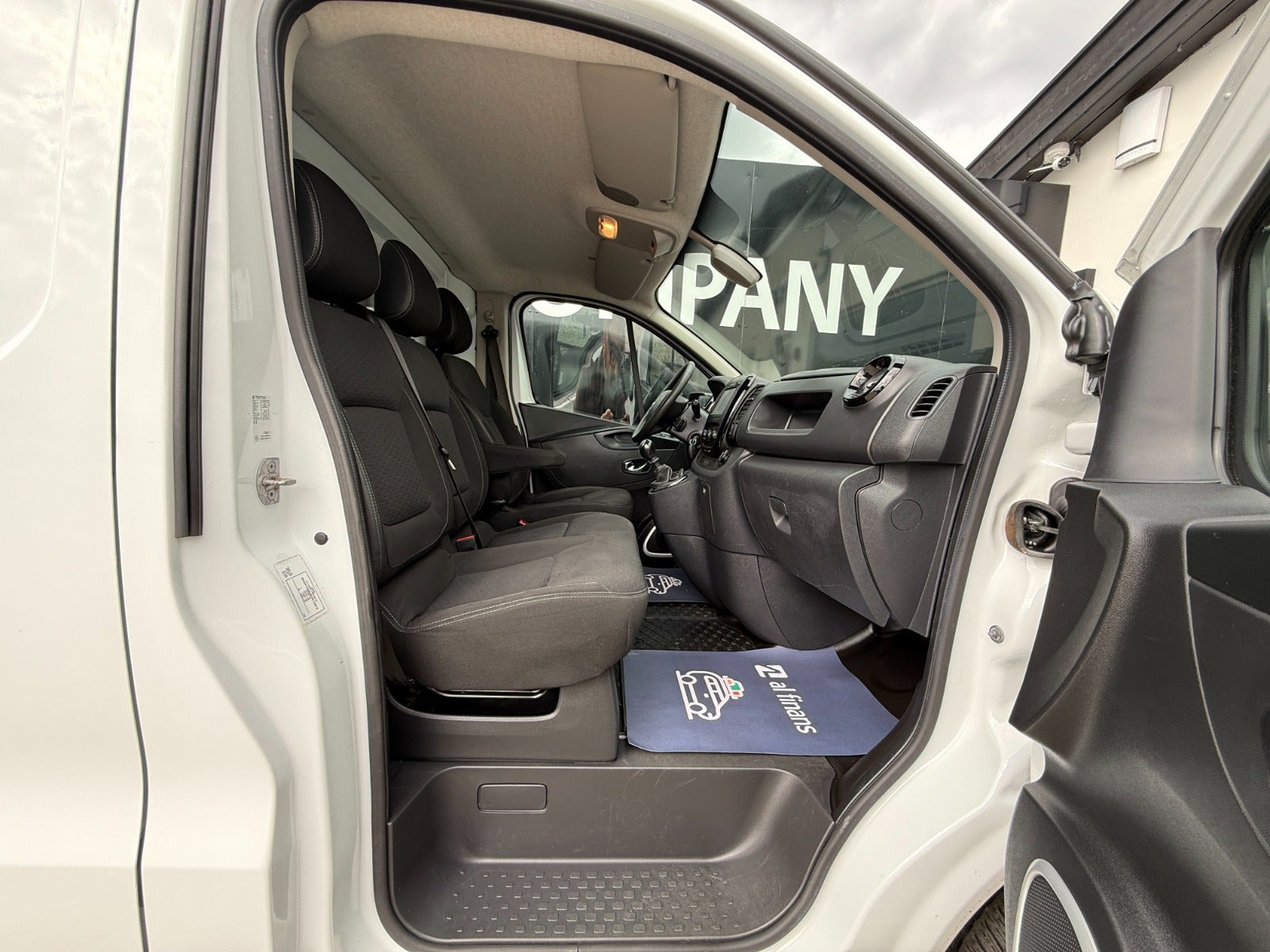 Hvid Opel Vivaro fra 2019