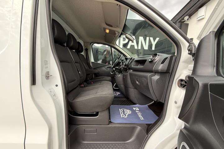 Hvid Opel Vivaro fra 2019