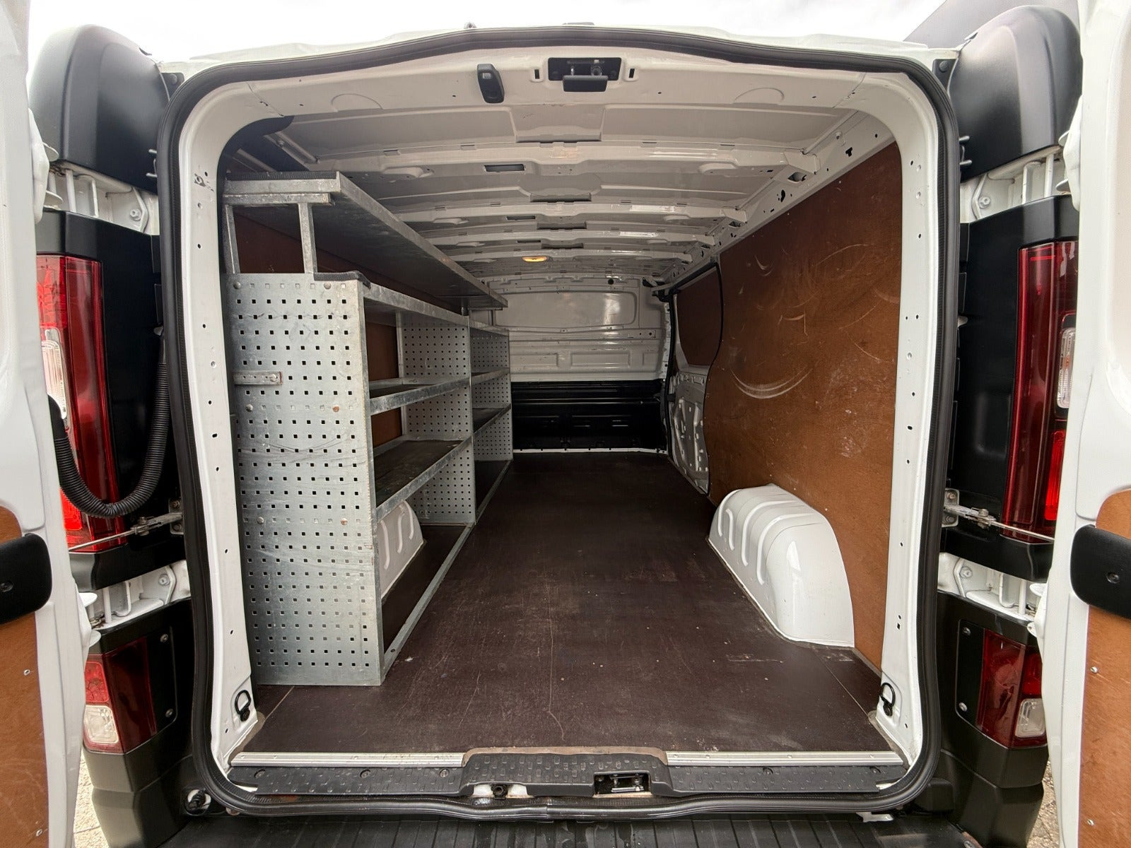 Hvid Opel Vivaro fra 2019