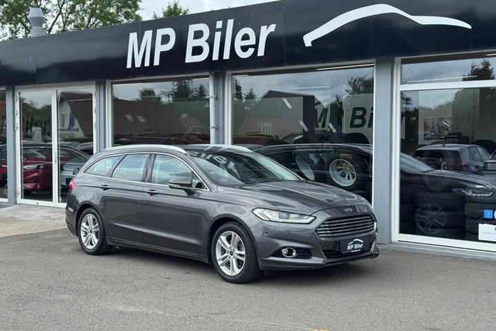 Grå Ford Mondeo fra 2015 set udefra