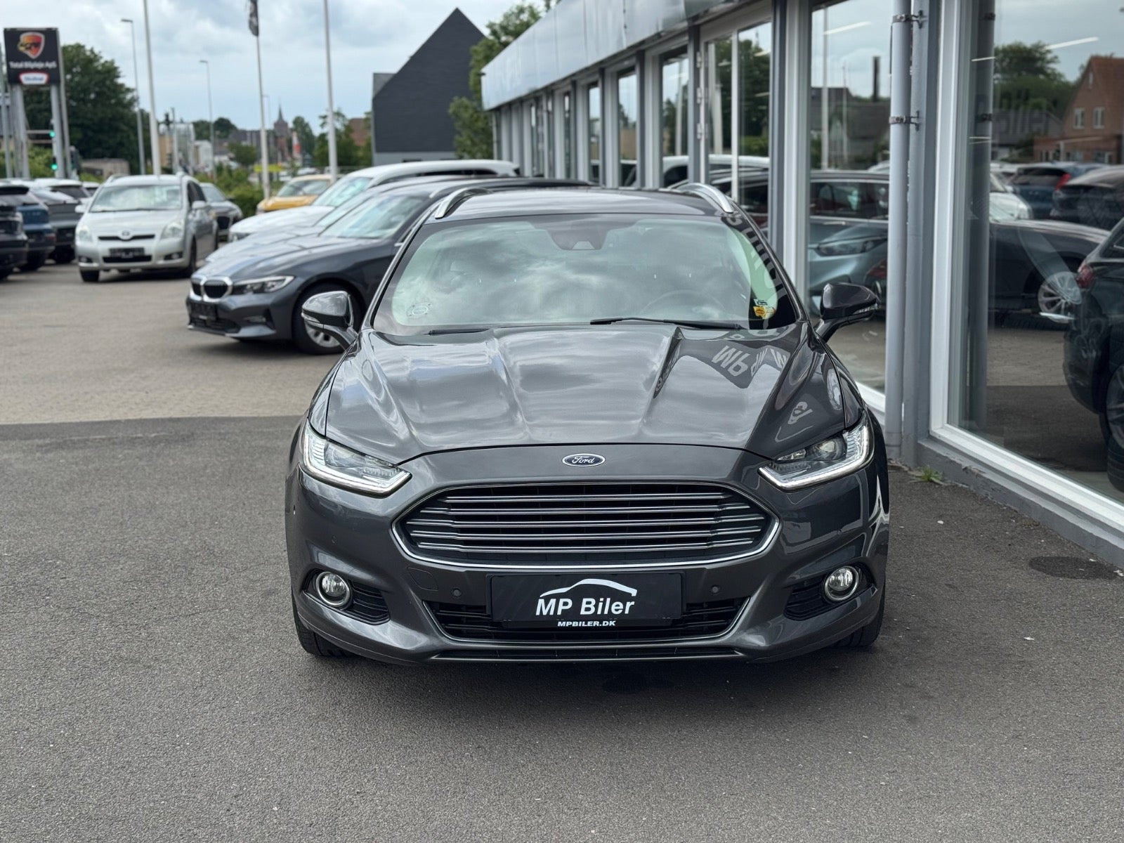 Grå Ford Mondeo fra 2015