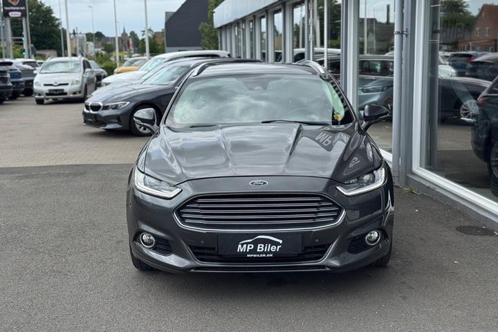 Grå Ford Mondeo fra 2015