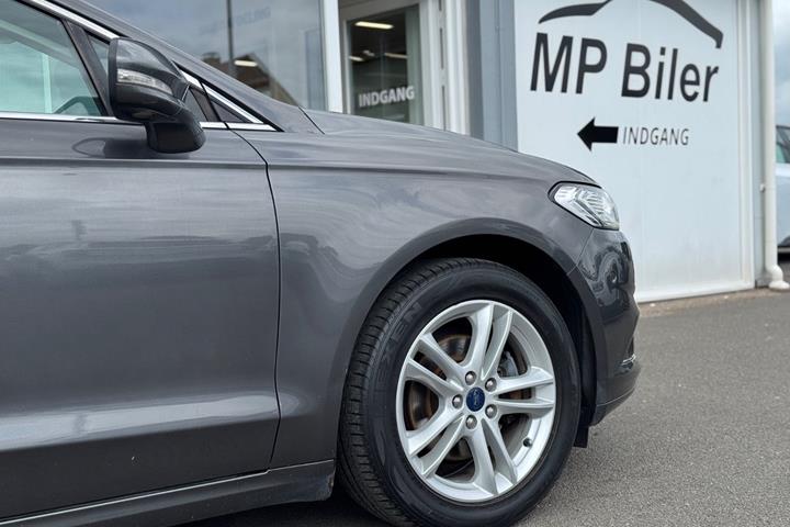 Grå Ford Mondeo fra 2015