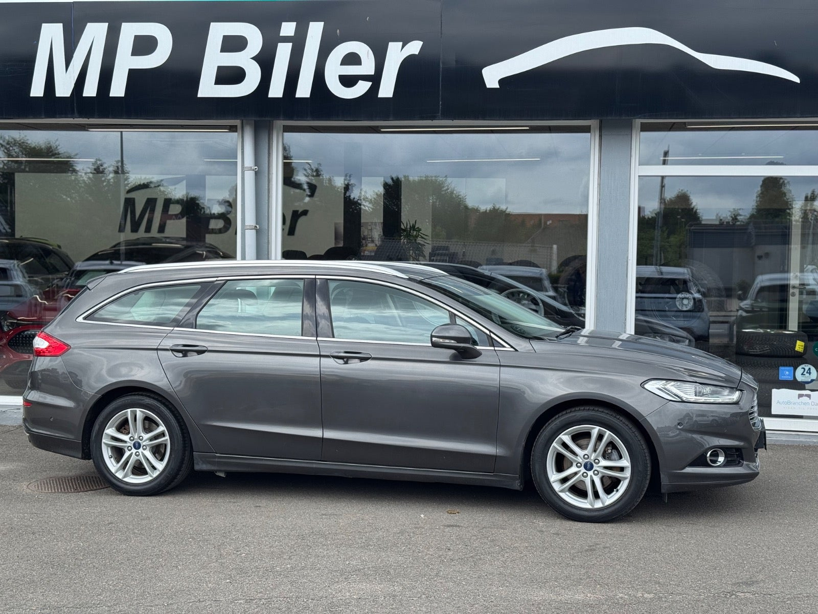 Grå Ford Mondeo fra 2015