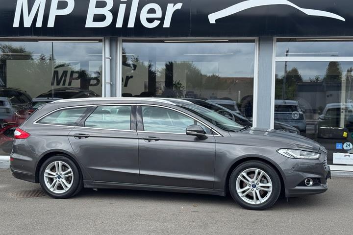 Grå Ford Mondeo fra 2015