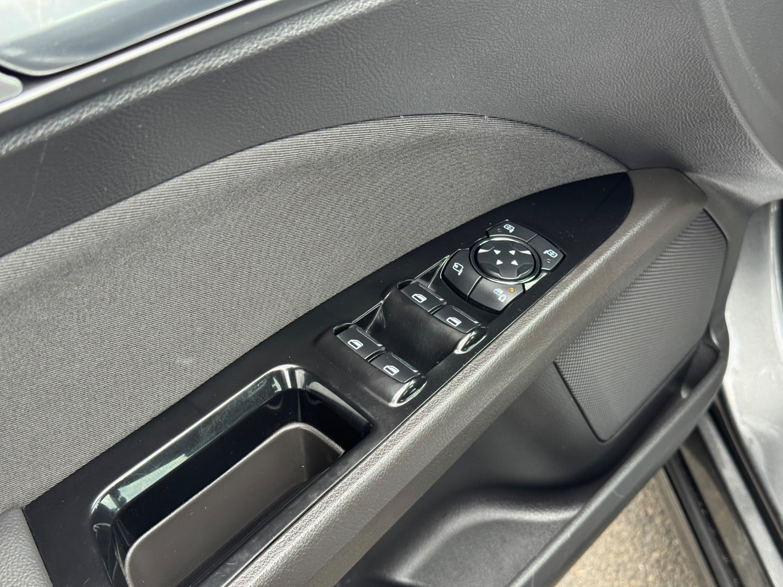 Grå Ford Mondeo fra 2015