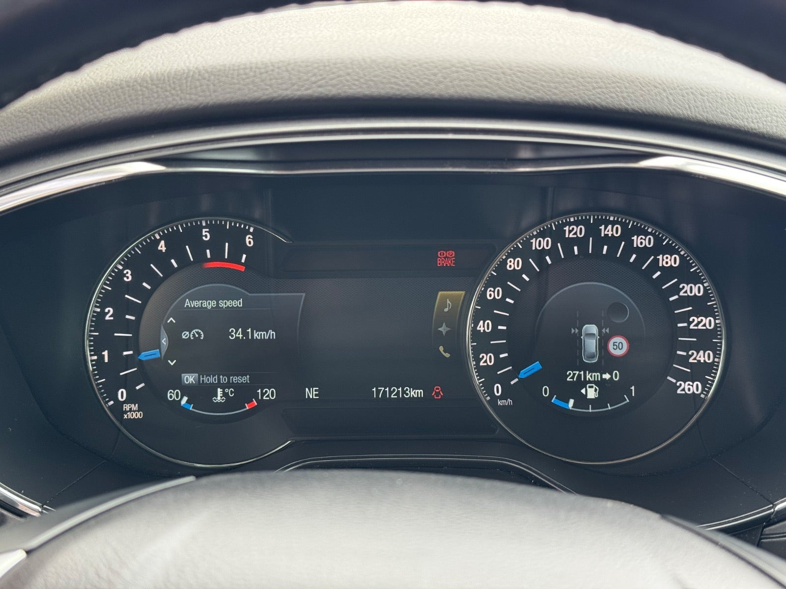 Grå Ford Mondeo fra 2015