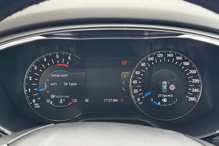 Grå Ford Mondeo fra 2015