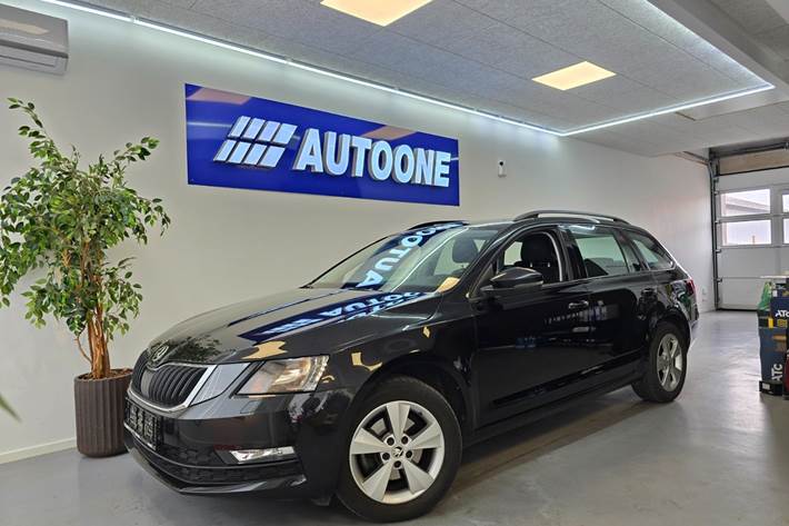 Sort Skoda Octavia fra 2020