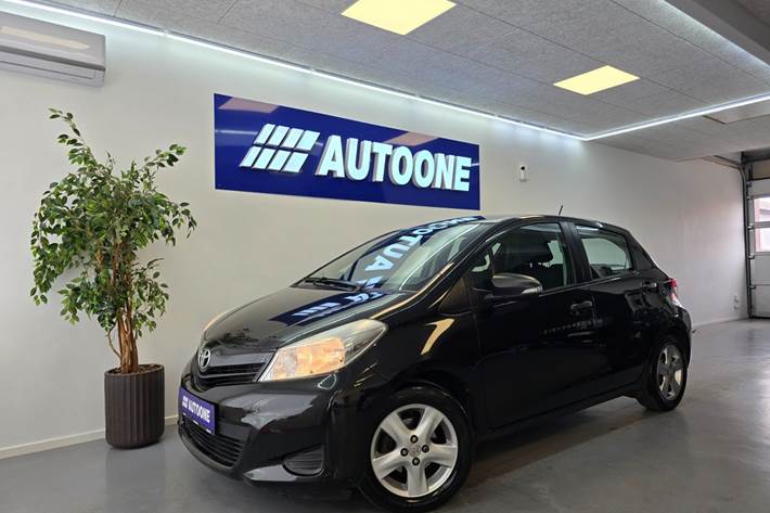 Sort Toyota Yaris fra 2012 set udefra