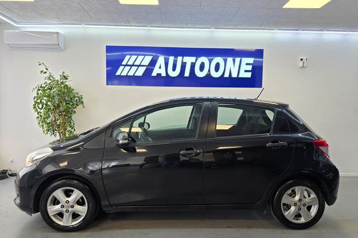 Sort Toyota Yaris fra 2012