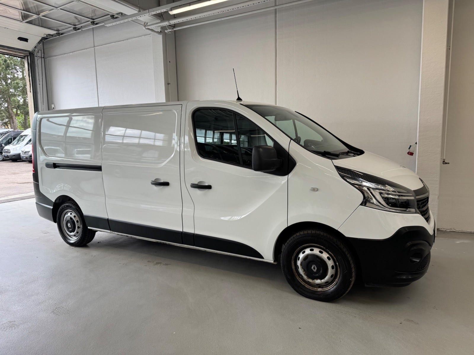 Hvid Renault Trafic T29 fra 2019