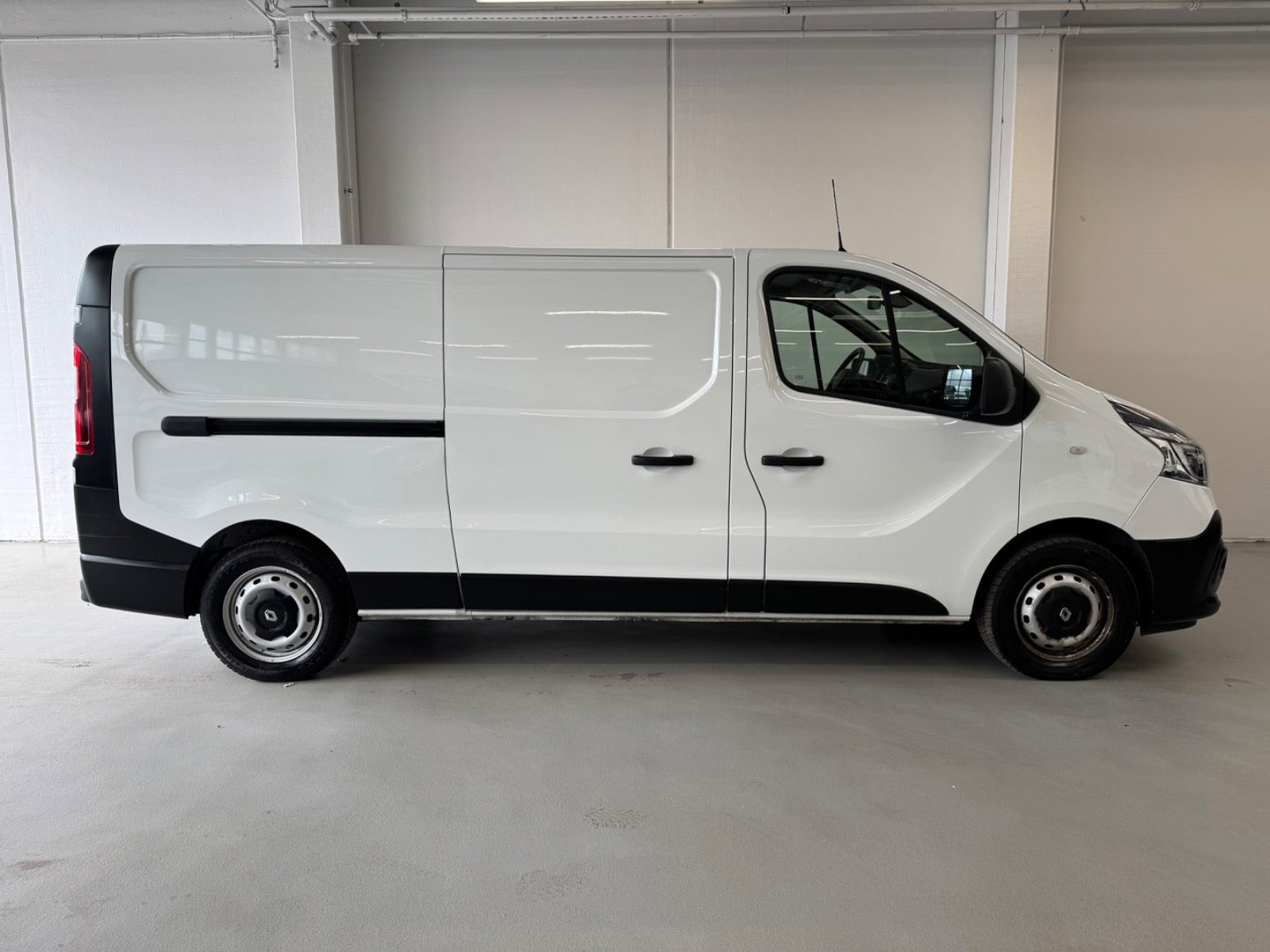 Hvid Renault Trafic T29 fra 2019