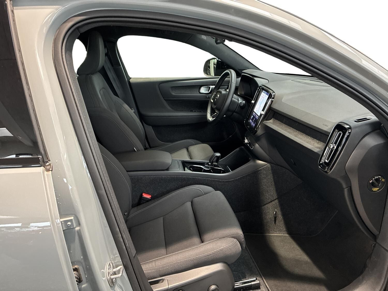 Grå Volvo C40 fra 2024
