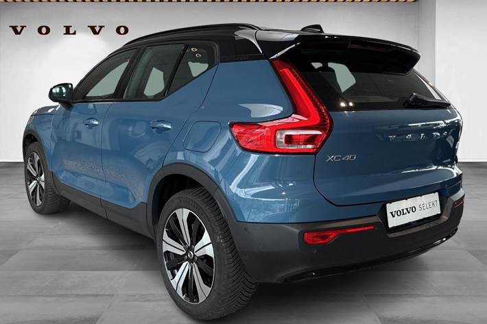Blå Volvo XC40 fra 2023