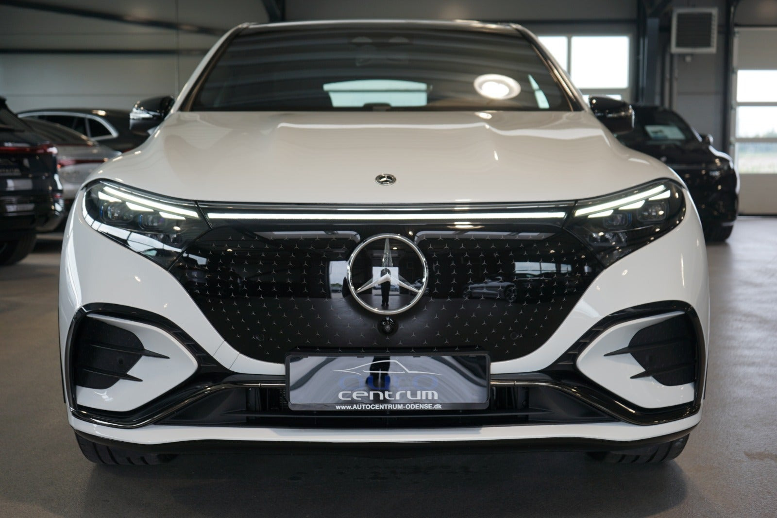 Hvid Mercedes EQS450 SUV fra 2025