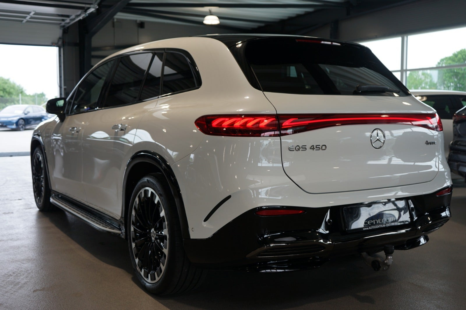 Hvid Mercedes EQS450 SUV fra 2025