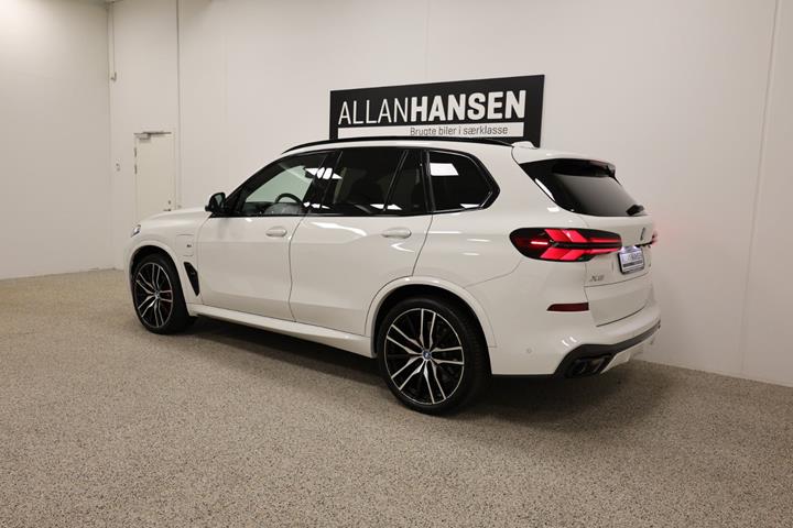 Hvid BMW X5 fra 2023