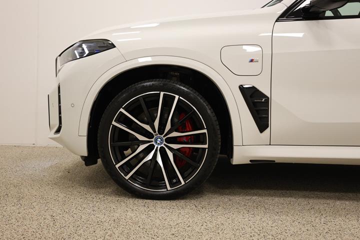Hvid BMW X5 fra 2023