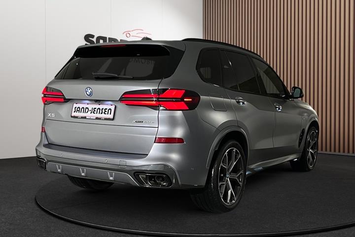 Grå BMW X5 fra 2025