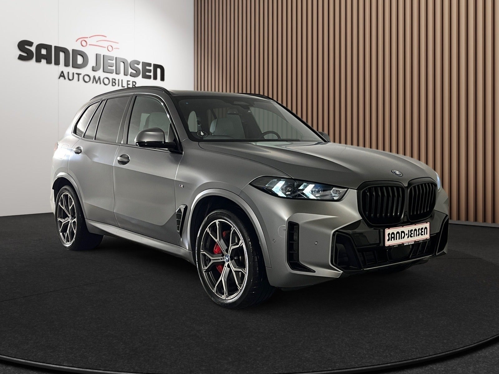 Grå BMW X5 fra 2025
