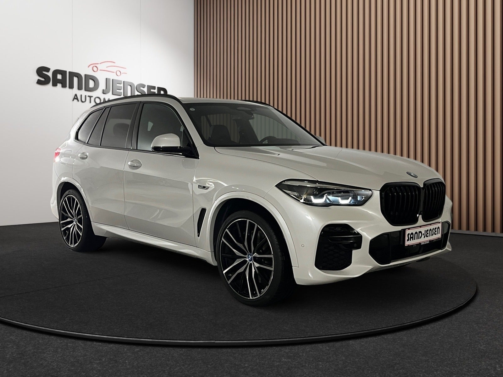 Hvid BMW X5 fra 2023