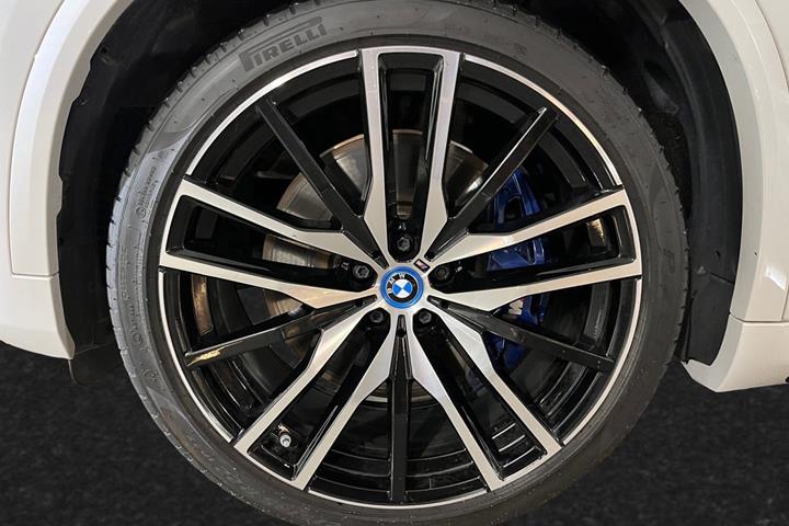 Hvid BMW X5 fra 2023