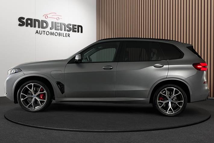 Grå BMW X5 fra 2025