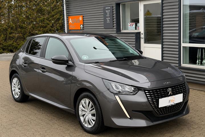 Grå Peugeot 208 fra 2023 set udefra