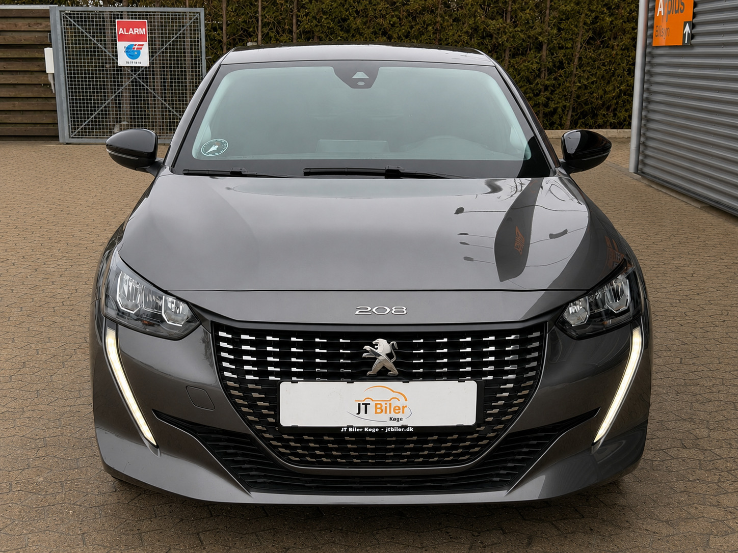 Grå Peugeot 208 fra 2023