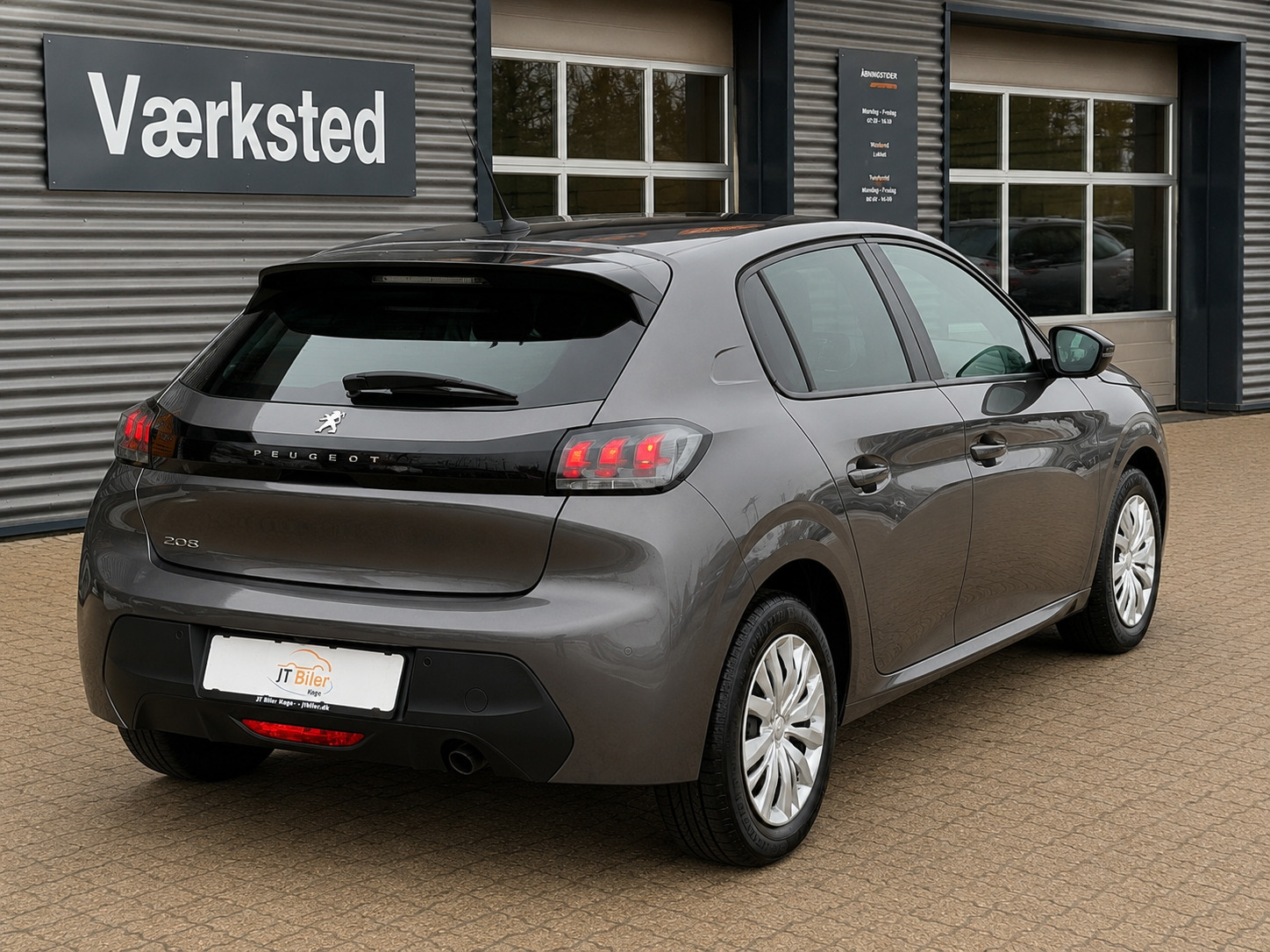 Grå Peugeot 208 fra 2023