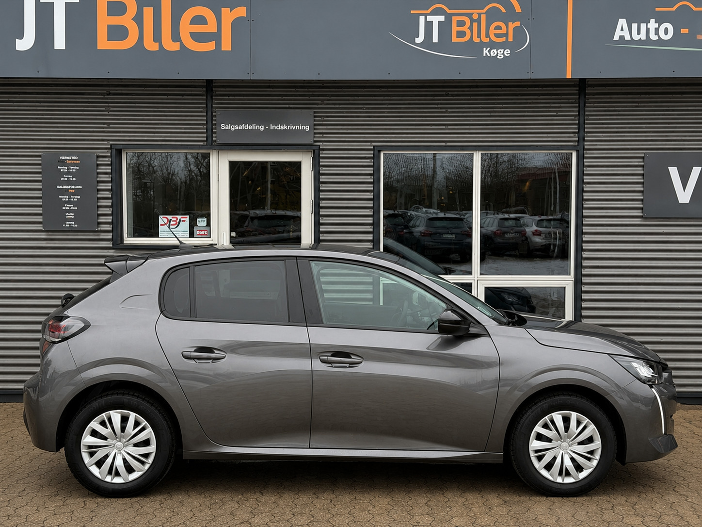 Grå Peugeot 208 fra 2023