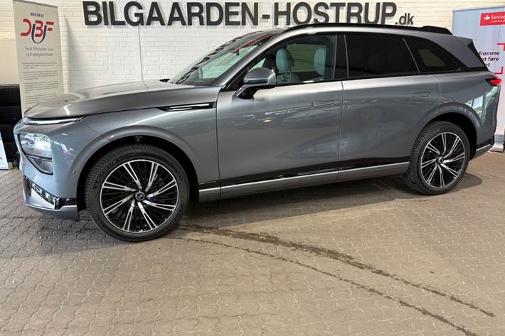 Grå Xpeng G9 fra 2026