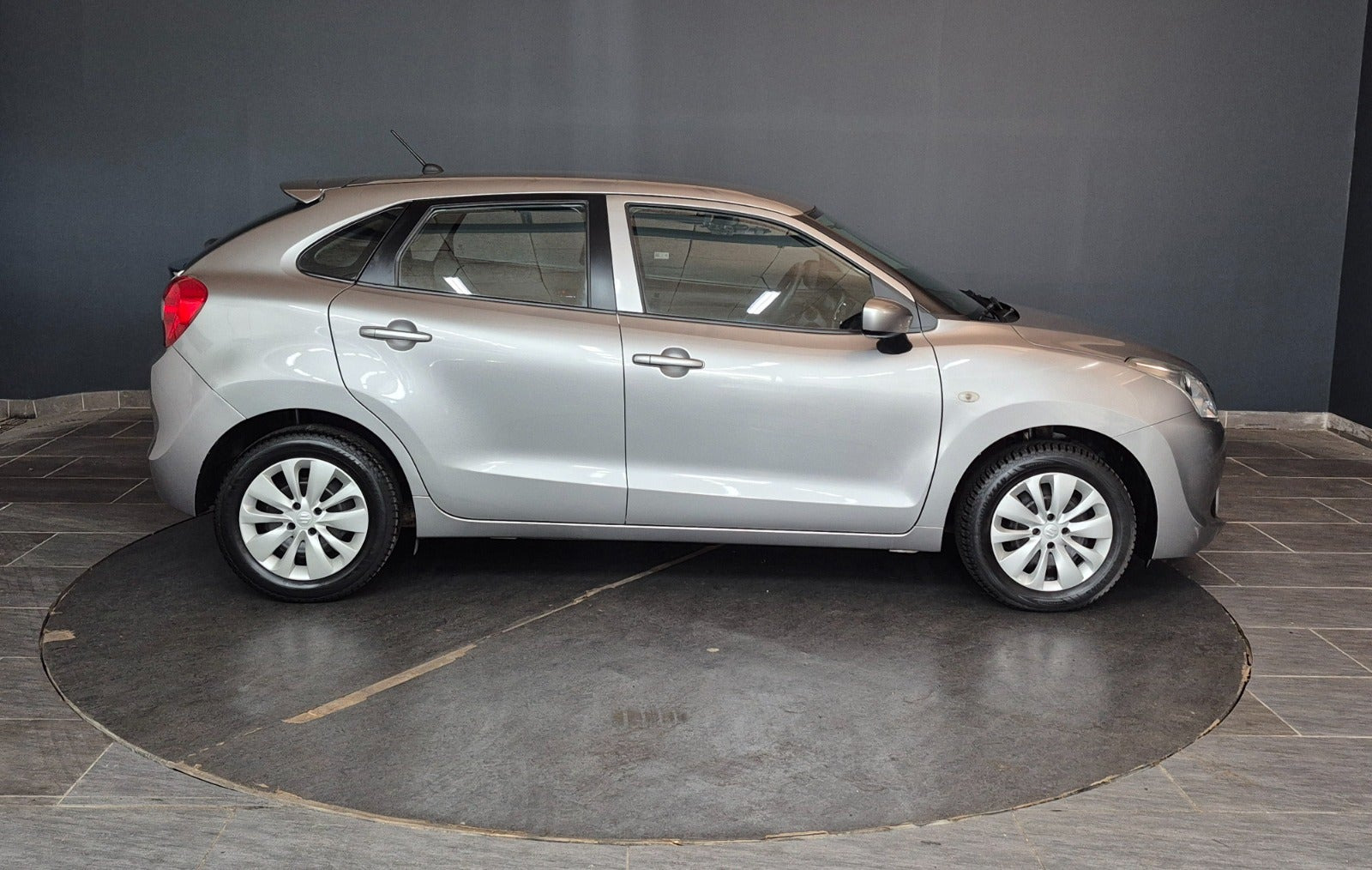 Grå Suzuki Baleno fra 2019