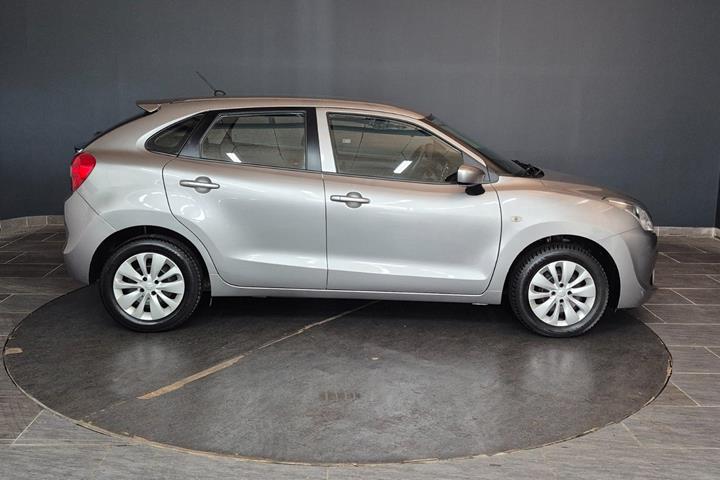 Grå Suzuki Baleno fra 2019