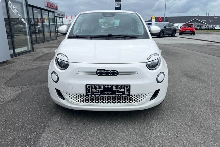 Hvid Fiat 500e fra 2023